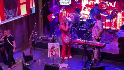 NASHVILLE TN LIVE BROADWAY STREET / PEOPLE WATCHING / BANDS WATCHING / BARS