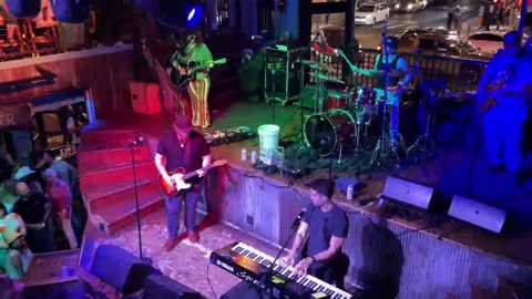 NASHVILLE TN LIVE BROADWAY STREET / PEOPLE WATCHING / BANDS WATCHING / BARS
