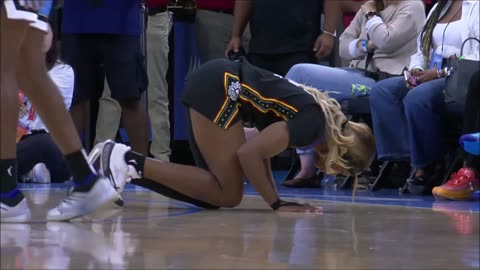 🤕 Angel Reese checks on Aneesah Morrow after INJURY from hit to ribs | WNBA women's basketball 