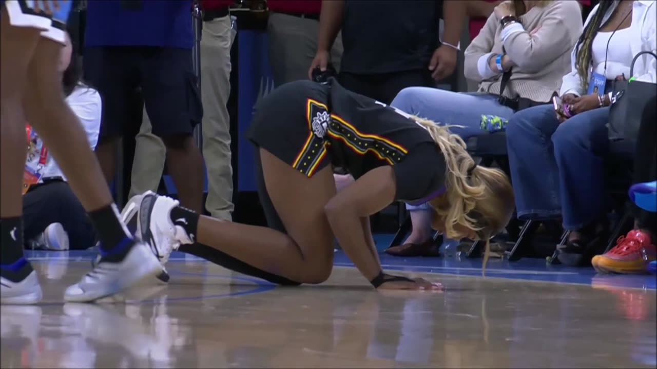 🤕 Angel Reese checks on Aneesah Morrow after INJURY from hit to ribs | WNBA women's basketball