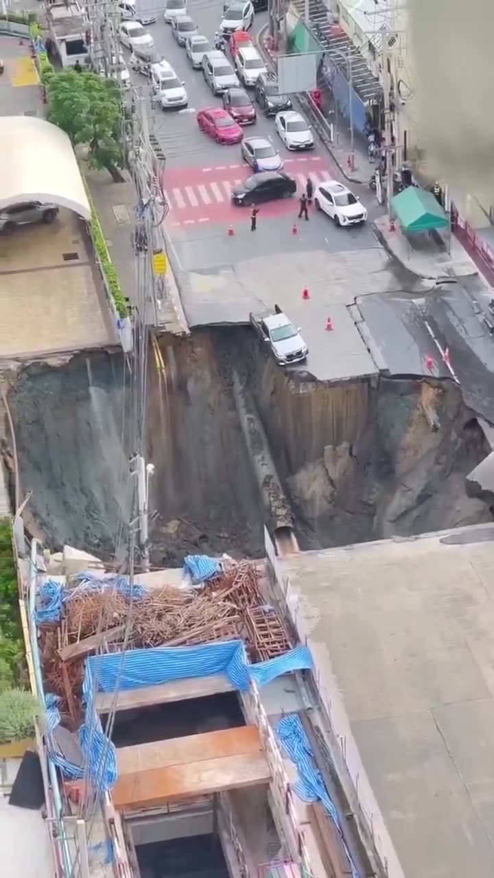 MASSIVE SINKHOLE OPENS IN BANGKOK, TRIGGERS HOSPITAL CLOSURES