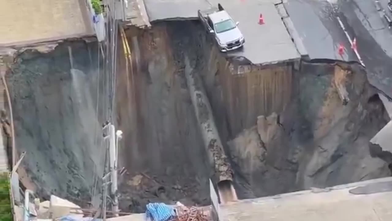 MASSIVE SINKHOLE OPENS IN BANGKOK, TRIGGERS HOSPITAL CLOSURES