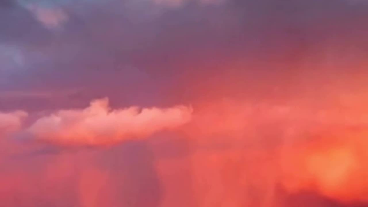 В небе над Китаем увидели «красный гриб»: