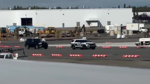 Policía lidera convoy hacia avión gubernamental ruso en Alaska