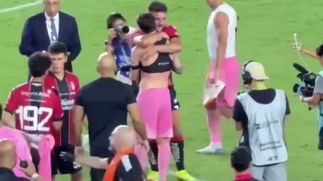 La charla y el abrazo entre Lionel Messi y Matias Coccaro