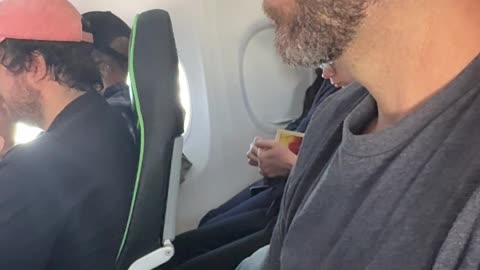 Hands-Free Baseball Cap Airplane Lifehack