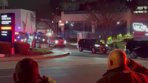 ĐAU LÒNG 💔 : Đoàn xe rời Bệnh viện Medstar Washington, chở thi hài của Chuyên gia Sarah Beckstrom