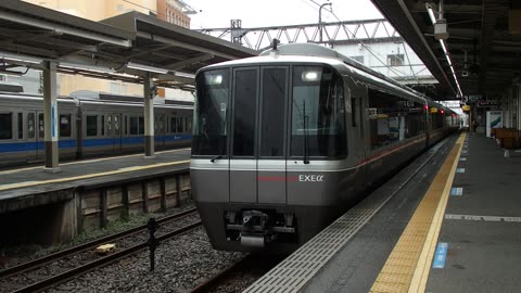 Odakyu EXEa making a brief stop