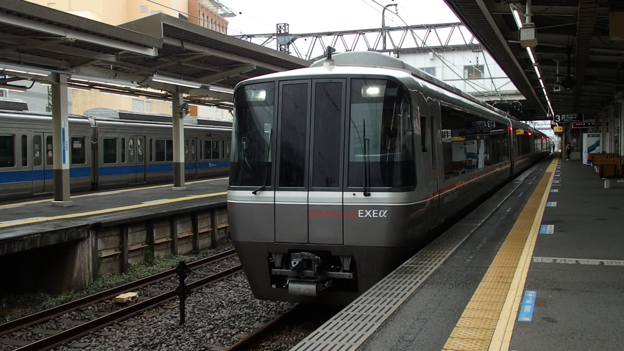 Odakyu EXEa making a brief stop