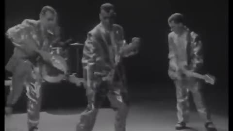 Fine Young Cannibals - Suspicious Minds (Official Video) (480p)