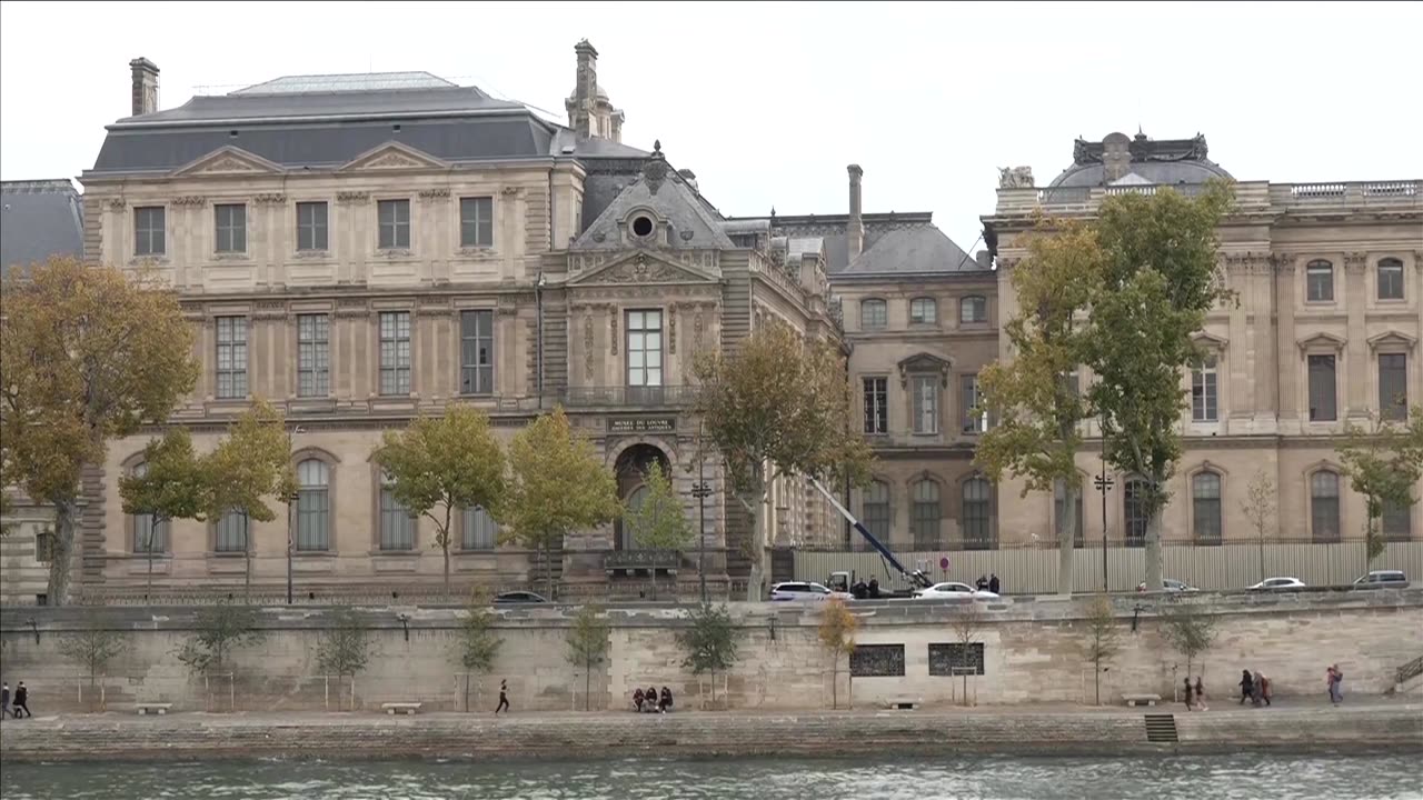 Louvre thieves will struggle to sell stolen items, analyst says