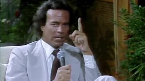 Julio Iglesias entrevista a Camilo Sesto - Viña Del Mar (1981)