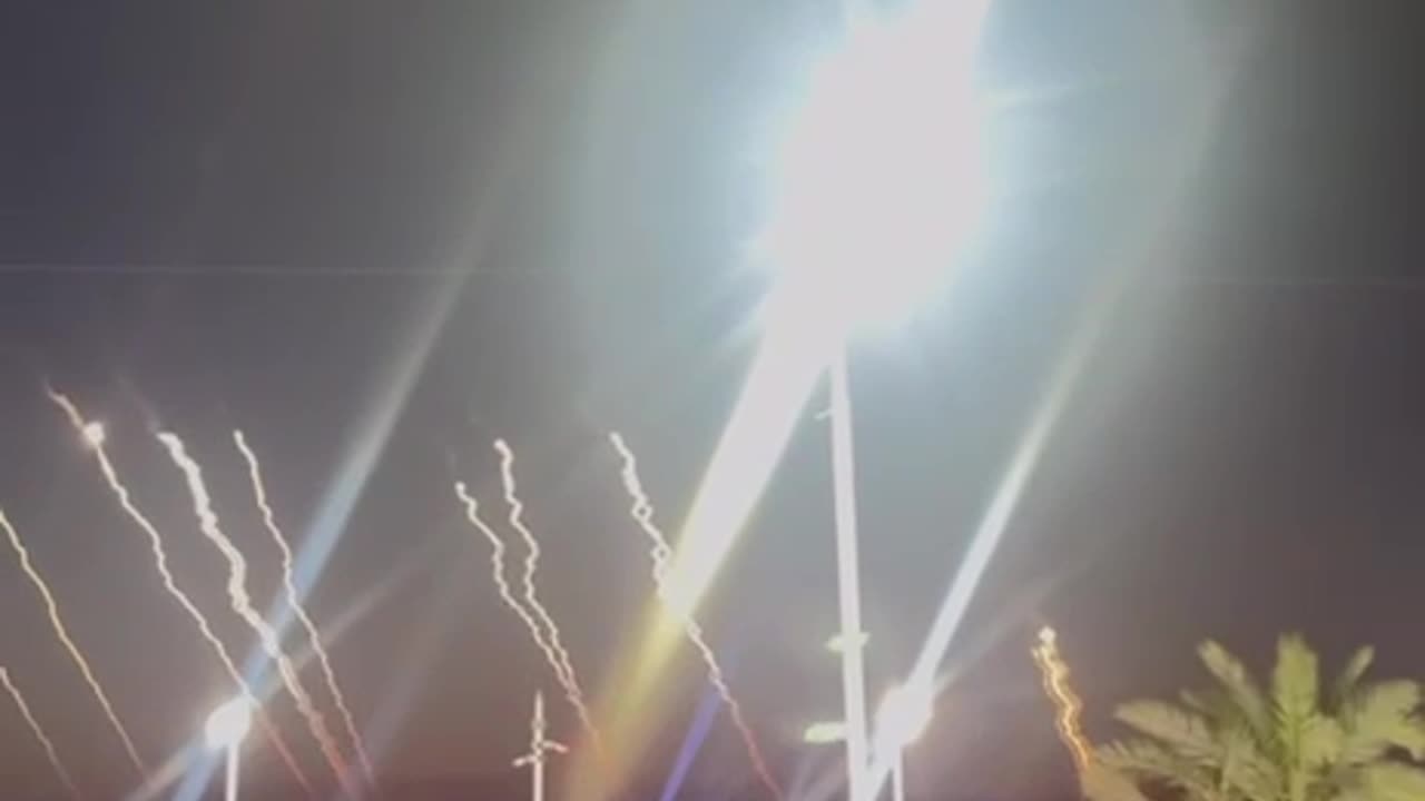 🇮🇱/🇮🇷 WATCH: Ballistic missile launches from Iran, seems to be a large wave