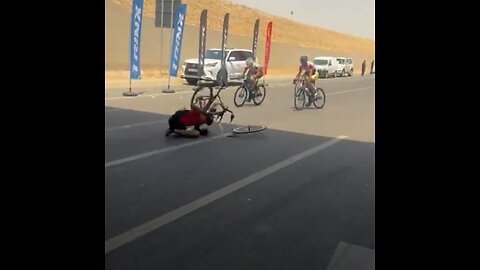 Ciclista se desploma tras celebrar antes de la línea de llegada