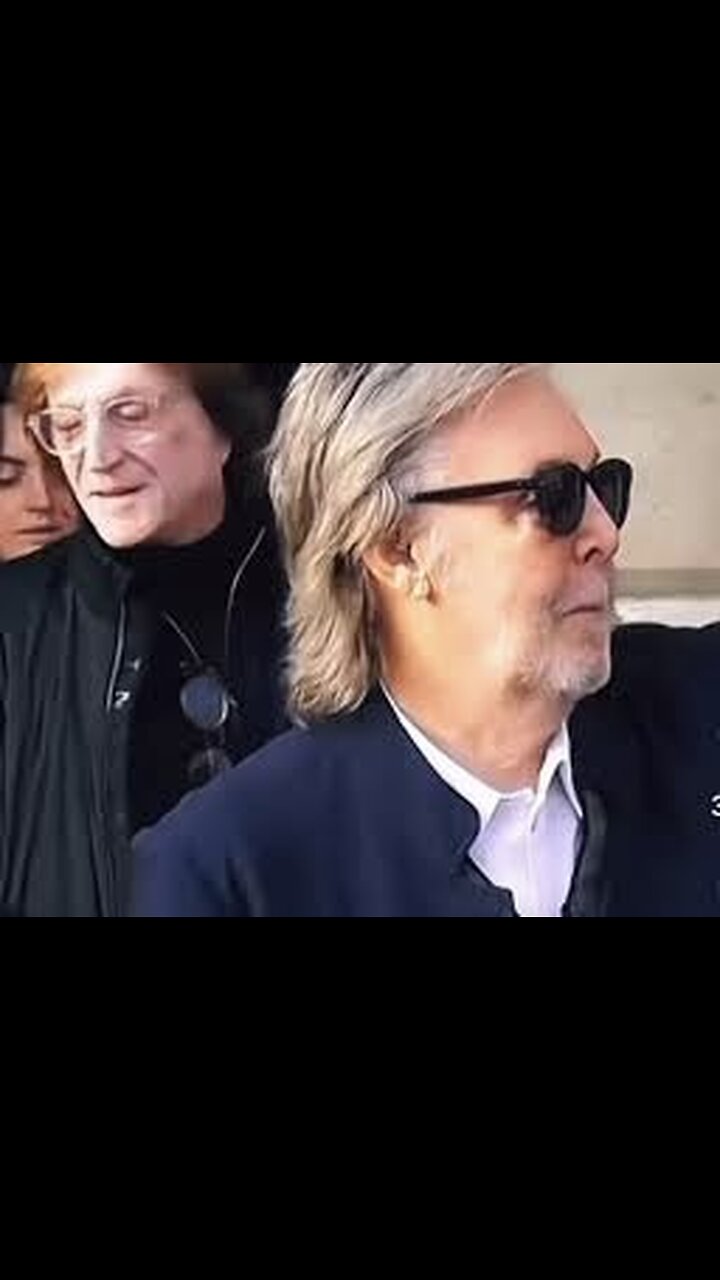 Merry X-Mas / War Is Over - John Lennon ( look at pic !!! )