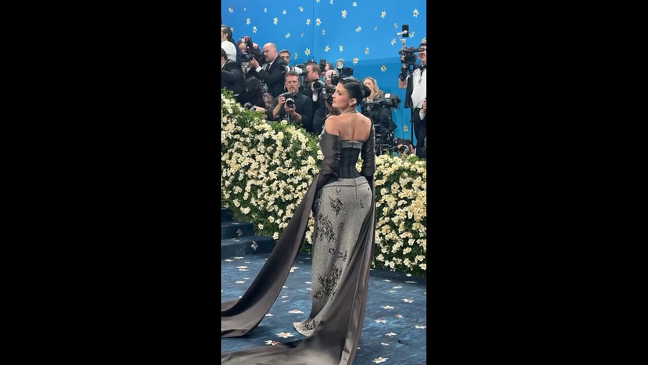 @kyliejenner arrives in @ferragamo with @_maximiliandavis_ to the 2025 #MetGala.
