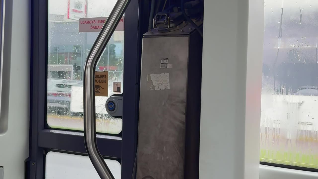Otwarta klapa w tramwaju Pesa