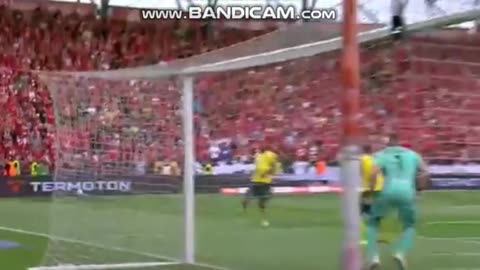 Mesfushori kuqezi i “papërmbajtshëm” në Poloni, jep spektakël dhe asist