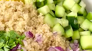 Incredible: Chickpea Quinoa Salad (20 min lunch idea)