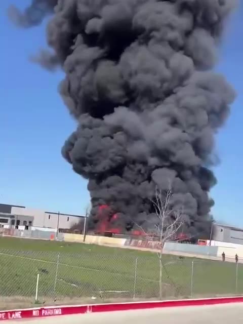 HAPPENING NOW: Firefighters battle blaze in West Dallas