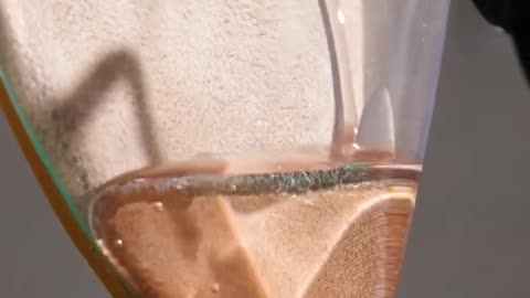 When pouring resin becomes the ultimate stress-relief 🤗🌹