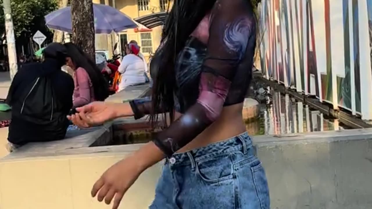“Empty Bucket, Real Chaos – Best Water Prank Ever!”😂💦