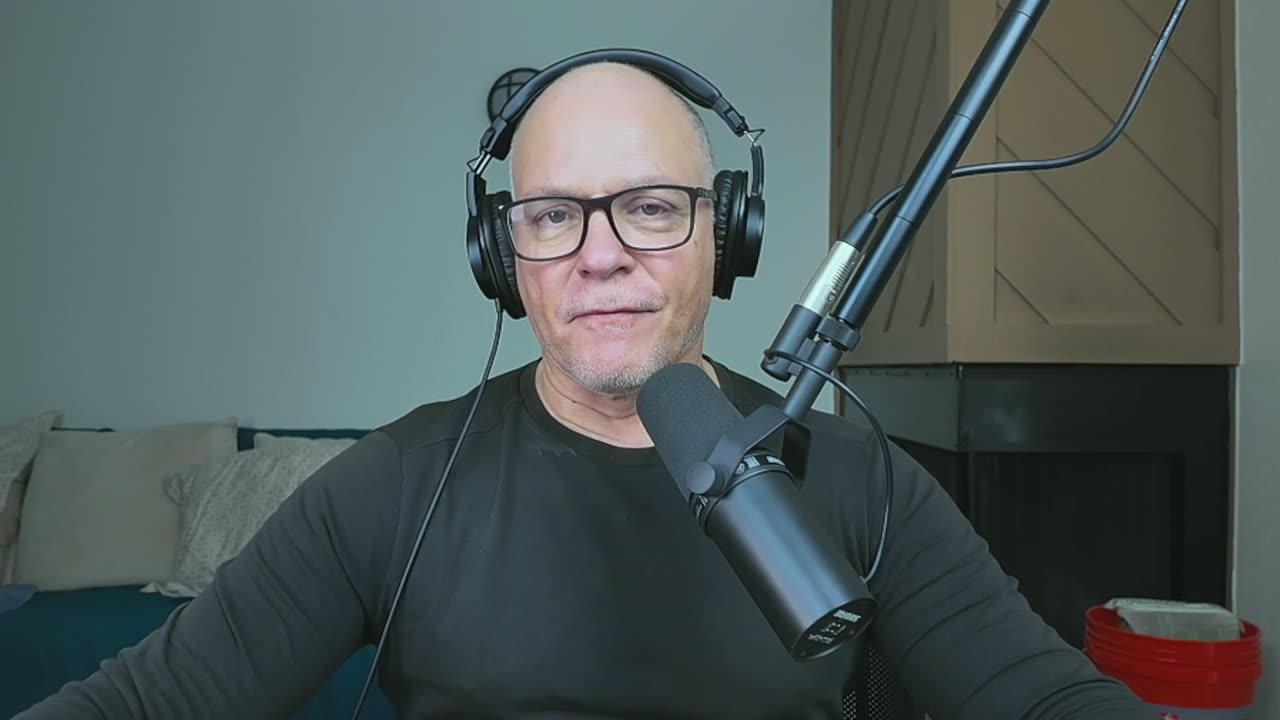 MELANIA TRUMP HOLDING HANDS AGAIN WITH PRESIDENT OF USA TREATED WITH DEPORTATION BY STEVE BANNON