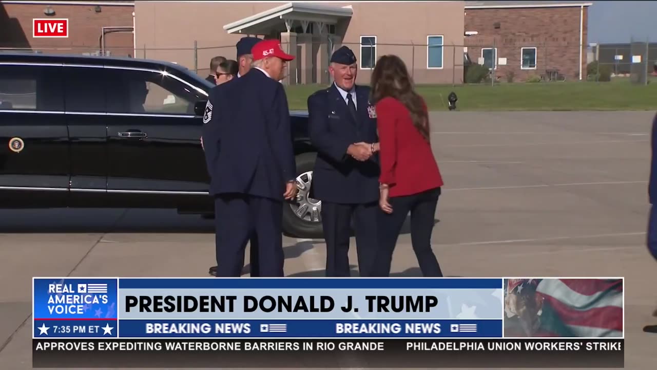 POTUS DISEMBARKS AIR FORCE ONE IN IOWA