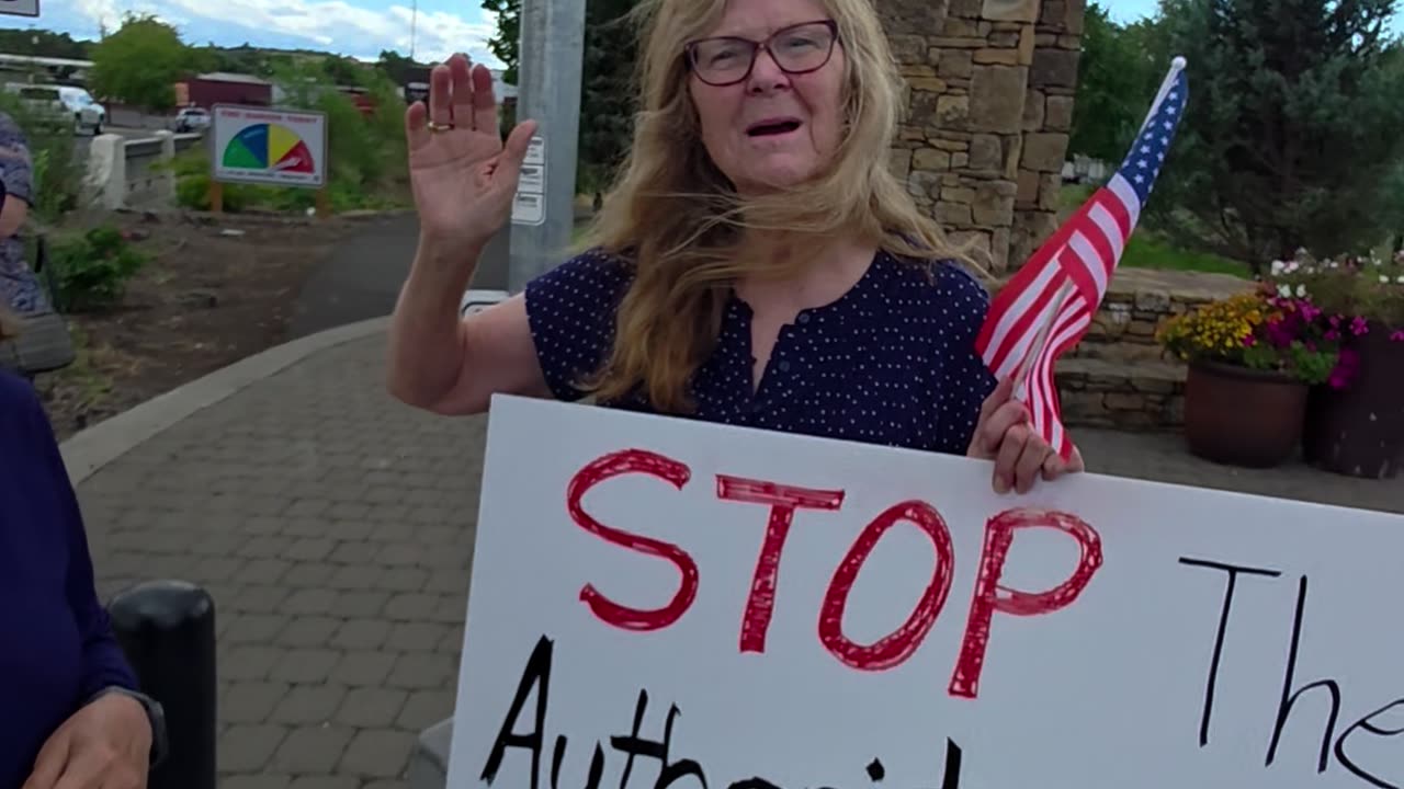 MAGA DEBATES AT ANTI-TRUMP PROTEST!