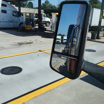 DONT JUST DONT #reallifetruckers #truckinlifestyle #truckdriver #trucking #ourtruckinglife