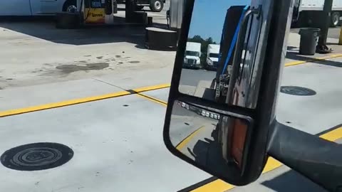 DONT JUST DONT #reallifetruckers #truckinlifestyle #truckdriver #trucking #ourtruckinglife