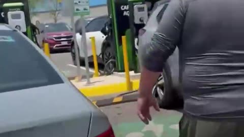Autos ocupan espacios de carga eléctrica sin ser eléctricos