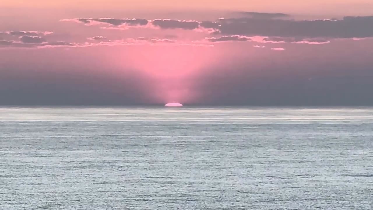 Waouh, un OVNI a été aperçu au coucher du soleil ! De vraies observations d'OVNI !