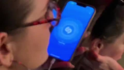 Richard Ashcroft performs Bittersweet Symphony and this melon is on Shazam.