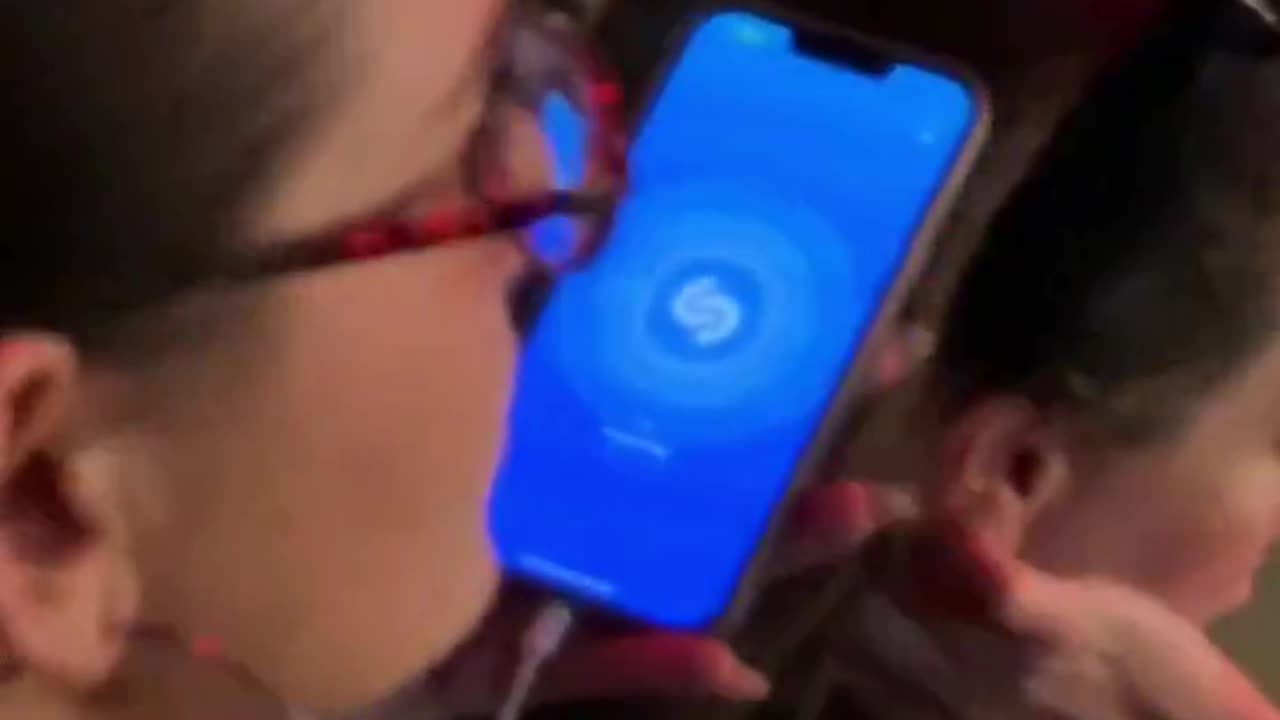 Richard Ashcroft performs Bittersweet Symphony and this melon is on Shazam.