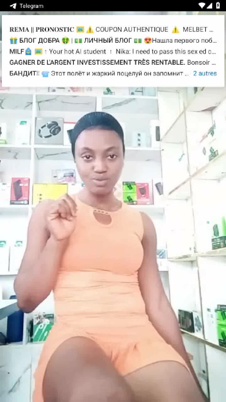 ELLE ECARTE SES J.AMBES EN PLEIN LIVE