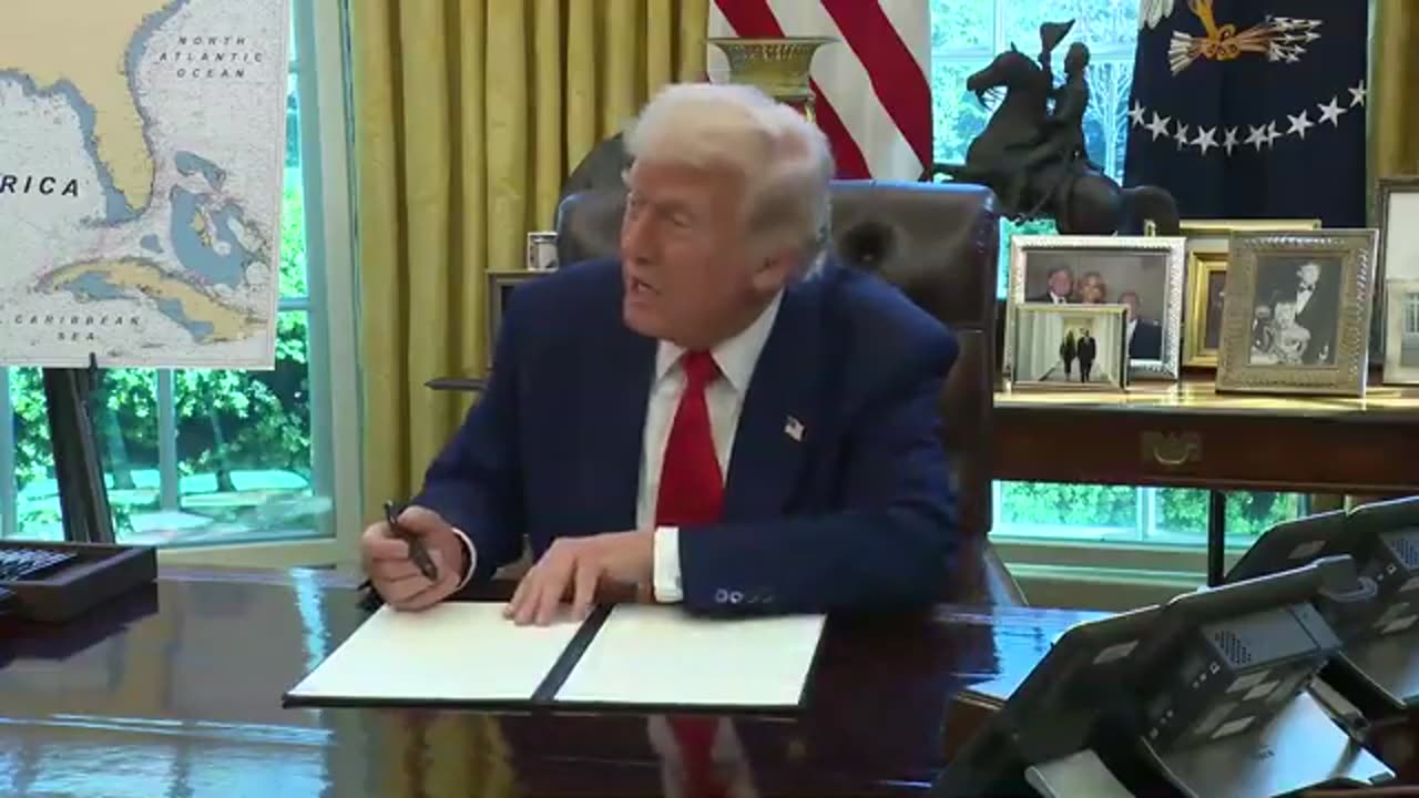 🚨 POTUS signs an Executive Order to end the Obama