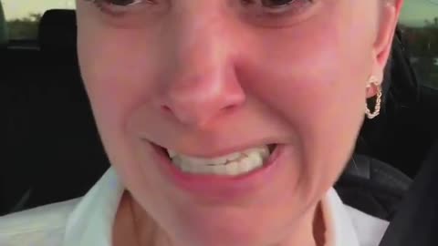 Woman breaks down in tears after Starbucks discontinues her favorite drink “We should get a warning”