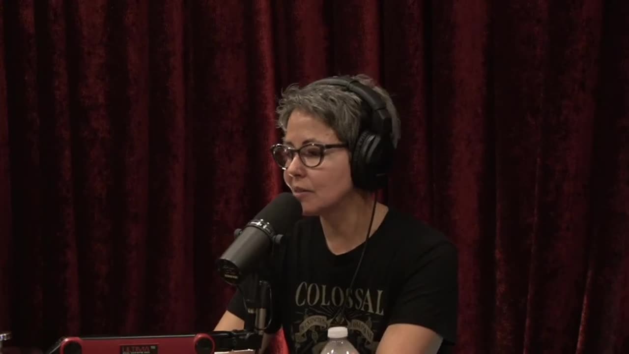 The Joe Rogan Experience | Beth Shapiro (2338)