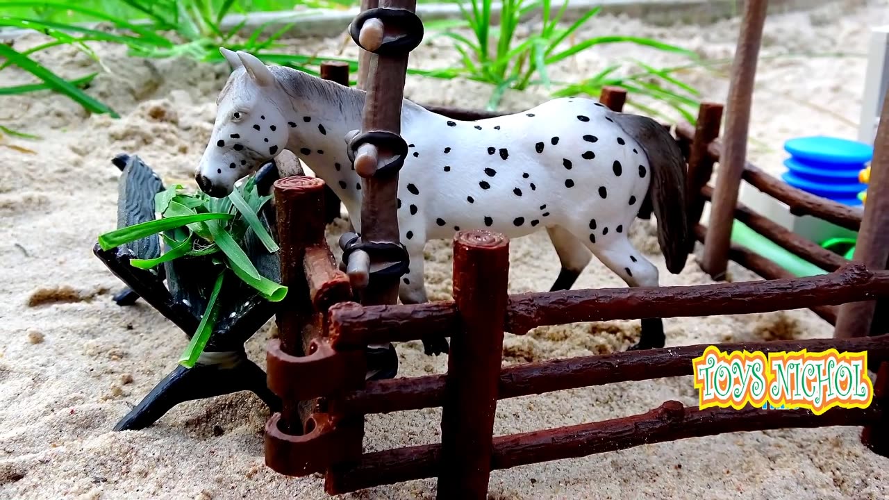 Make Two Livestock Pfor Horses and Cows on the Sand