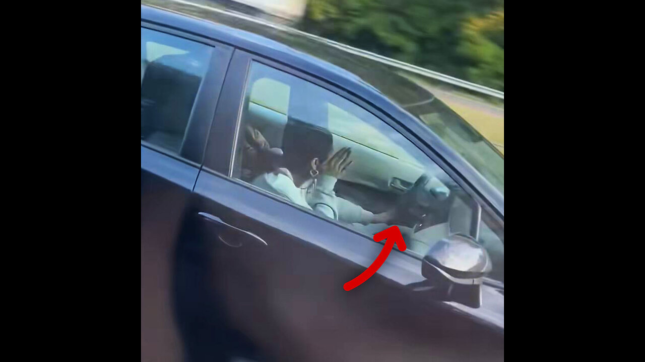 Él sueña mientras ella conduce desde el asiento de copiloto