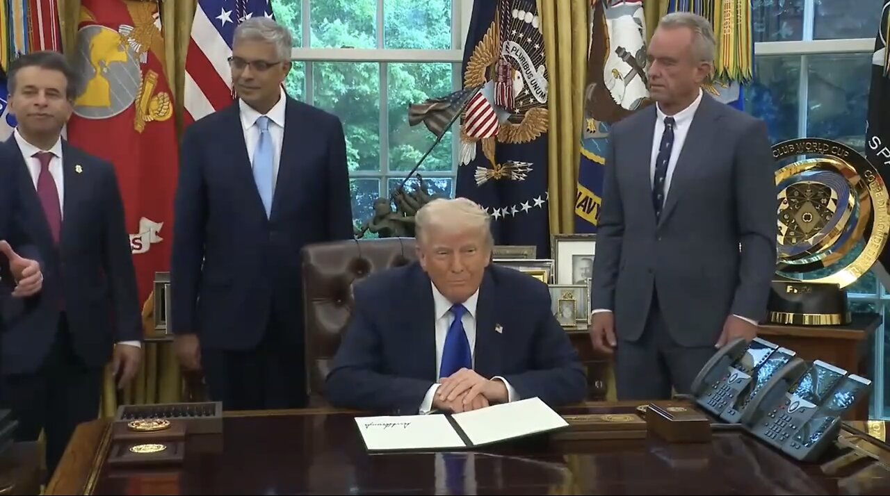TRUMP❤️🇺🇸🥇🪽🕺SIGNS EXECUTIVE ORDER🤍🇺🇸🏅🪽📄✍️👩‍🔬TO BAN GAIN OF FUNCTION RESEARCH💙🇺🇸🏅🪽🏛️🦠🔬🧪⭐️