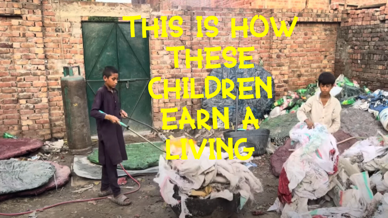 Children make plastic chairs from packaging waste!