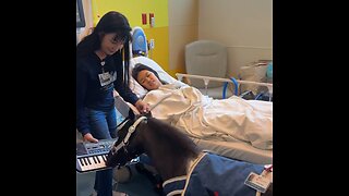 Caballito despierta a niños que han sido operados tocando el teclado