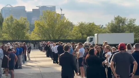 🚨 Massive crowd lined up outside Kennedy Center to pay tribute to Charlie Kirk