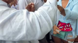 Álvaro Uribe sorprende al comer un gusano mojojoy en Amazonas