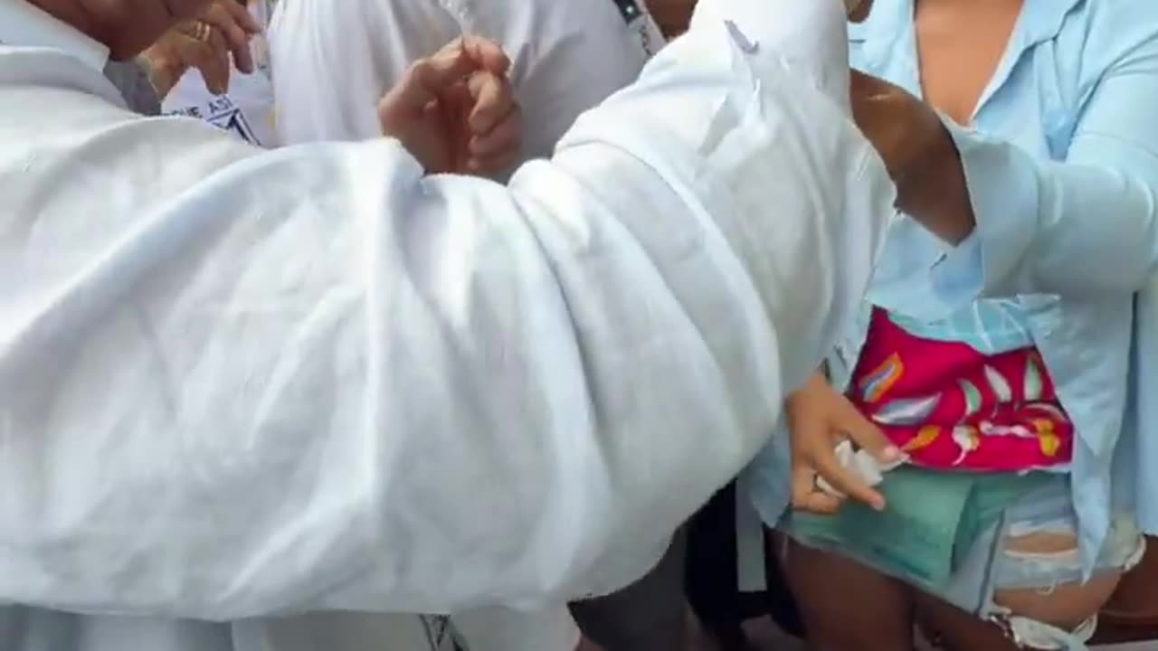 Álvaro Uribe sorprende al comer un gusano mojojoy en Amazonas