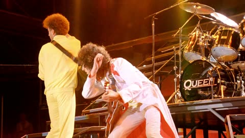 Hammer to Fall - Queen (live)