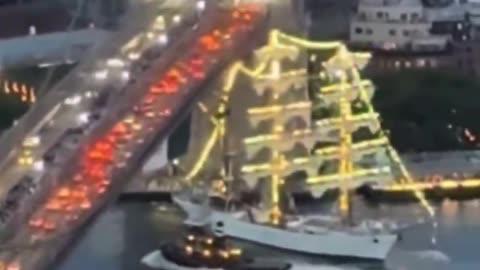 Ship collides with the Brooklyn Bridge