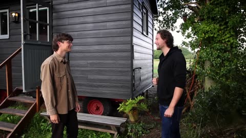 21-Year-Old Builds Ingenious Tiny Home for Just £5,000! You Have to See This!
